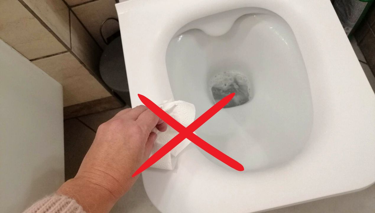Jeśli jesteś "w gościach", nie przecieraj WC papierem przed skorzystaniem z niego. Oto dlaczego