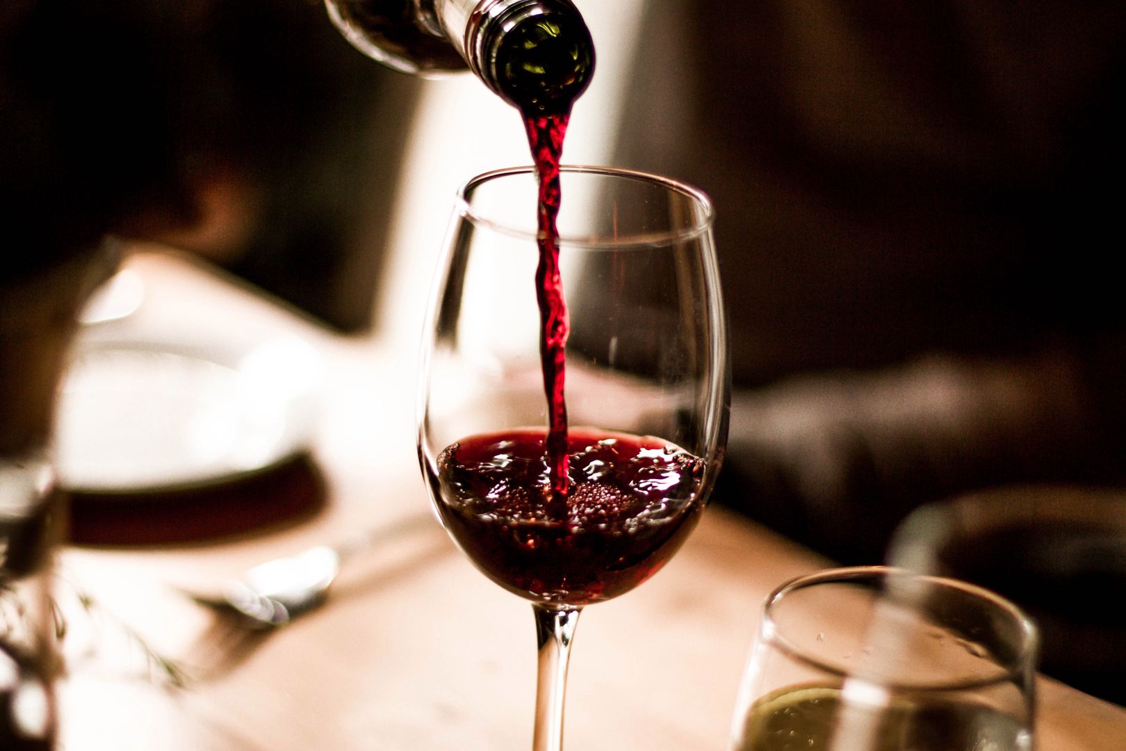 Nowe badania obaliły mit na temat wina. Zwiększa ryzyko śmierci