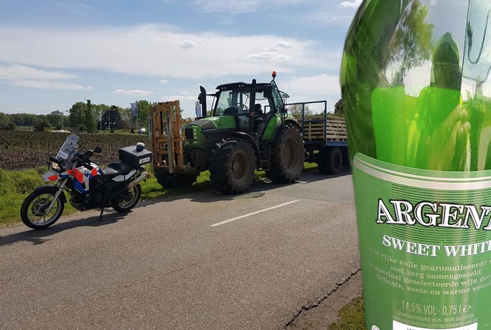 Pijany Polak na ciągniku w Holandii. Ciągnął dwie przyczepy na łysych oponach