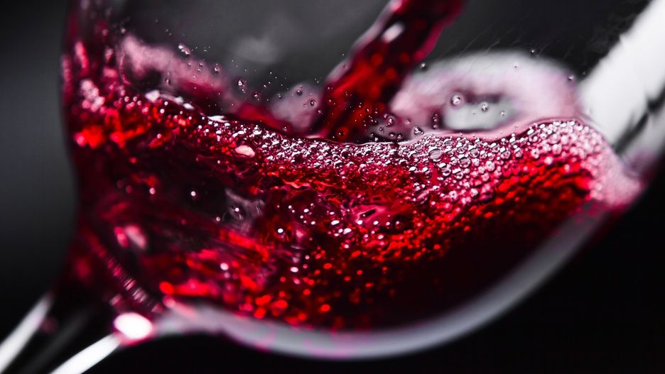Czerwone wino jest bogatym źródłem kwercetyny.