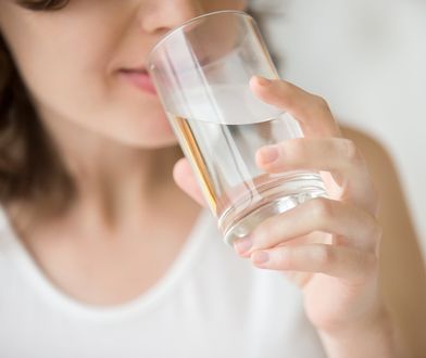 Picie wody może być szkodliwe? Ekspert wyjaśnia