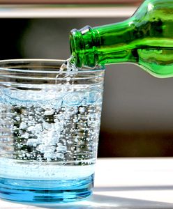Woda mineralna i woda źródlana - różnice. Jaką wodę pić?