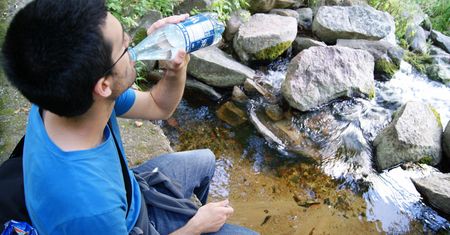 Sprawdzili skład wody w butelkach. Pływają tam kawałki plastiku
