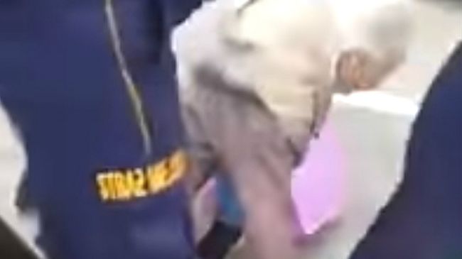 Strażnik miejski przypadkowo popchnął starszą kobietę