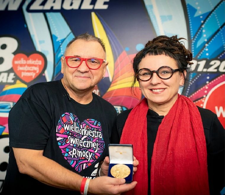 Olga Tokarczuk podarowała na rzecz WOŚP jedną z replik Medalu Noblowskiego