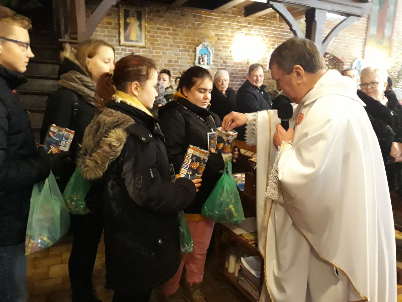 Ksiądz Kazimierz całą tacę przekazał na WOŚP. Teraz apeluje do Owsiaka: Jurku, nie odchodź