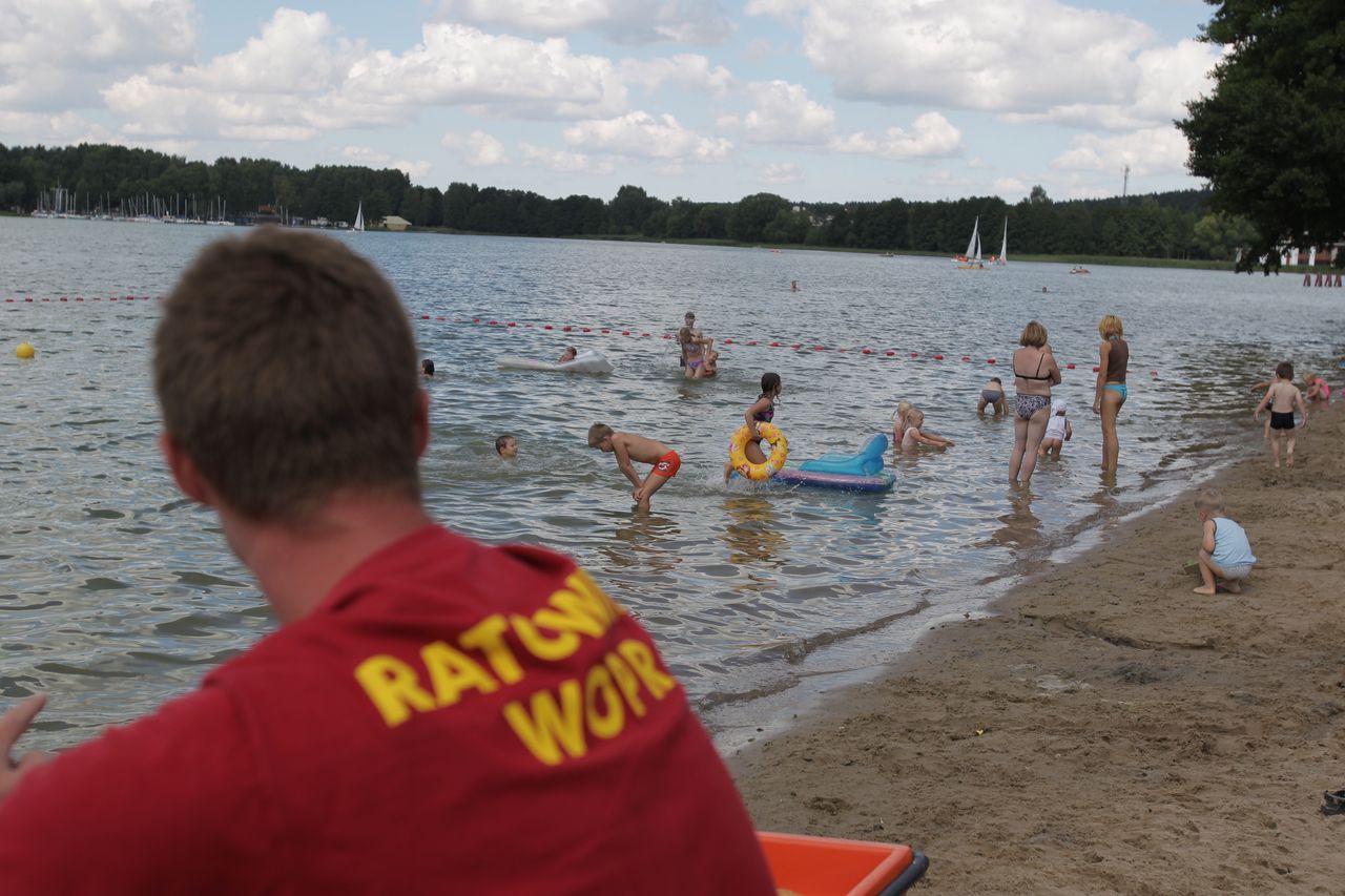 Polacy kochają spędzać czas nad wodą, ale pływać nie potrafią. Nowy sondaż