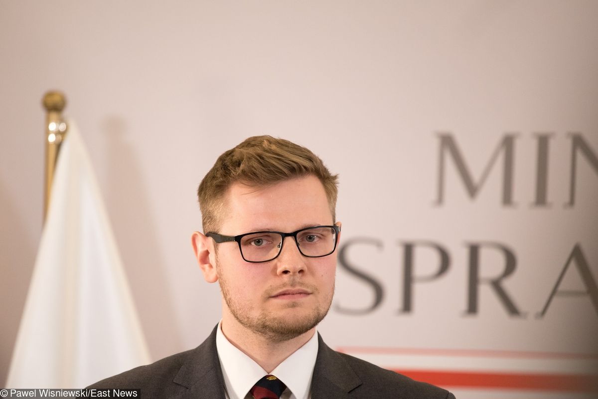 Michał Woś zdobywa 40 tysięcy głosów. To 27-letni wiceminister Zbigniewa Ziobry
