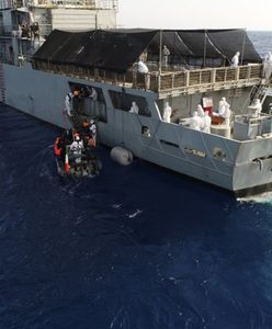 Uratowali ciężarną kobietę z ciasnej łodzi. Chwilę później urodziła