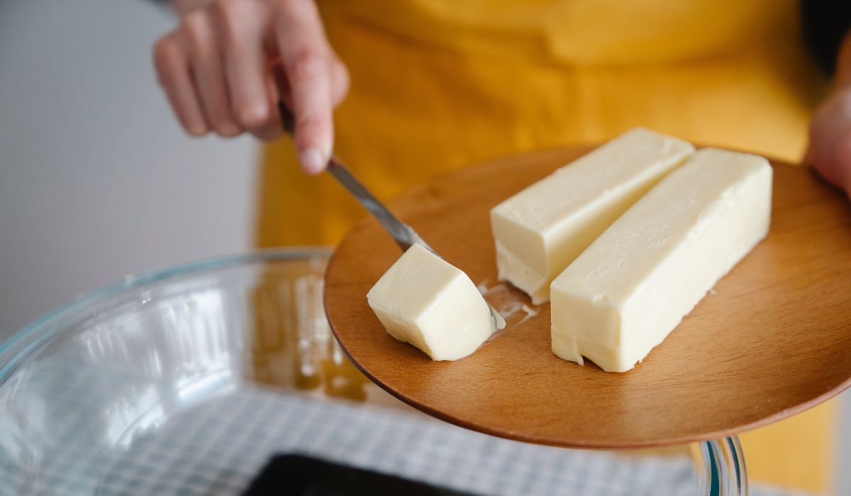 Posmaruj ser masłem (Pexels)
