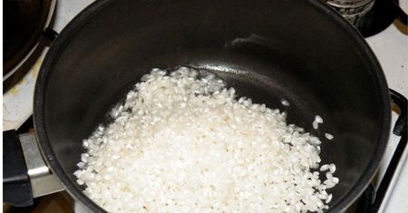 Ryż będzie smakował jak w restauracji. Do teraz na pewno robiłeś to źle