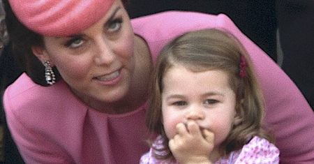 Oszczędności na królewskim dworze? Księżniczka Charlotte donasza 30-letnie, męskie buciki! Nie uwierzycie po kim!