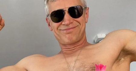 Michał Żebrowski zapozował do zdjęcia, a fani patrzą na jego kieszeń. Zaraz, zaraz. Co tam robi TAKI gadżet?!