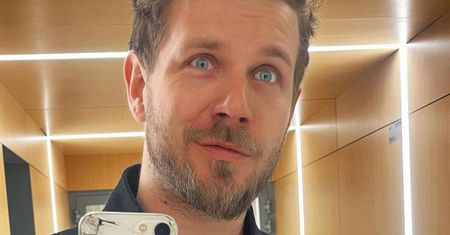 Antek Królikowski z nowym materiałem: "Pozdrawiam świątecznie z pierwszych stron gazet". W komentarzach kłótnie