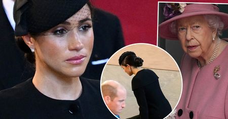 Meghan uklęknęła w kościele, aby oddać hołd Elżbiecie. Fani royalsów zwrócili uwagę na coś dziwnego na jej podeszwie. Kolejna wpadka?