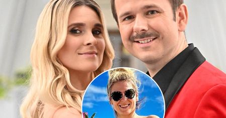Kajra wbiła się w skąpe w bikini i zapozowała do gorącej sesji. Ma ciało bogini. "Możecie się nie dodzwonić…"