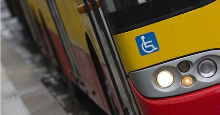 Kierowca ostro zahamował. Kobieta uderzyła głową o podłogę, wylądowała w szpitalu