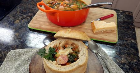 Zupa włoska w chlebku
