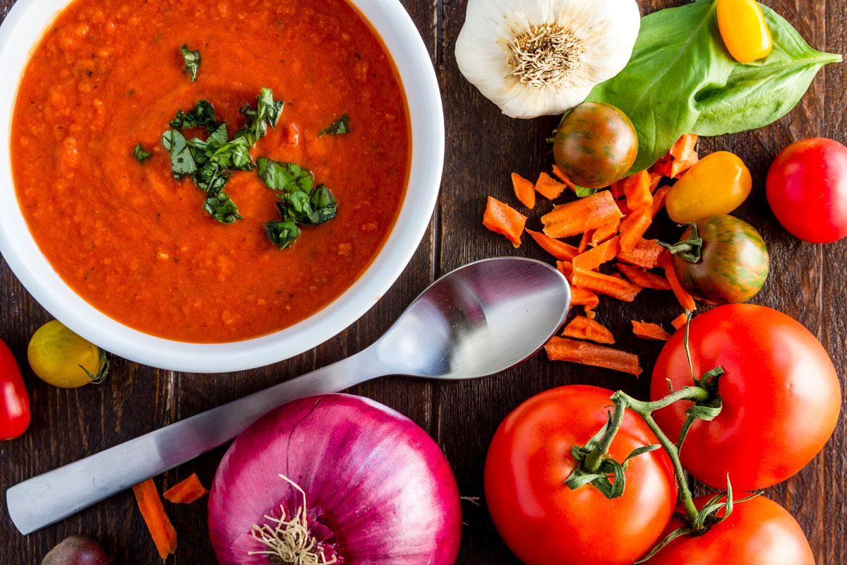 Zupa z awokado i pomidorów według Anny Lewandowskiej