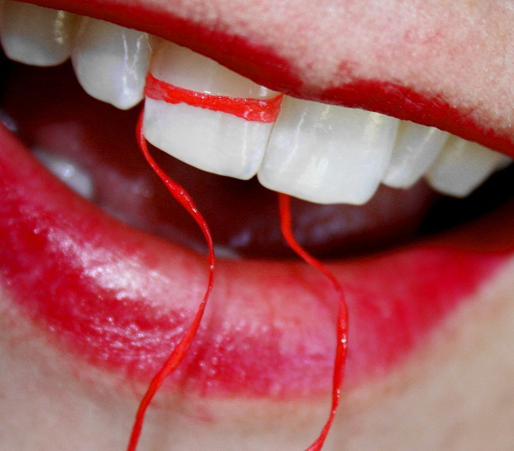 #uroda: Nitkowanie zębów to strata czasu?