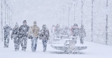 Zima zaatakowała Europę Zachodnią. Trudne warunki atmosferyczne w wielu miejscach sparaliżowały transport
