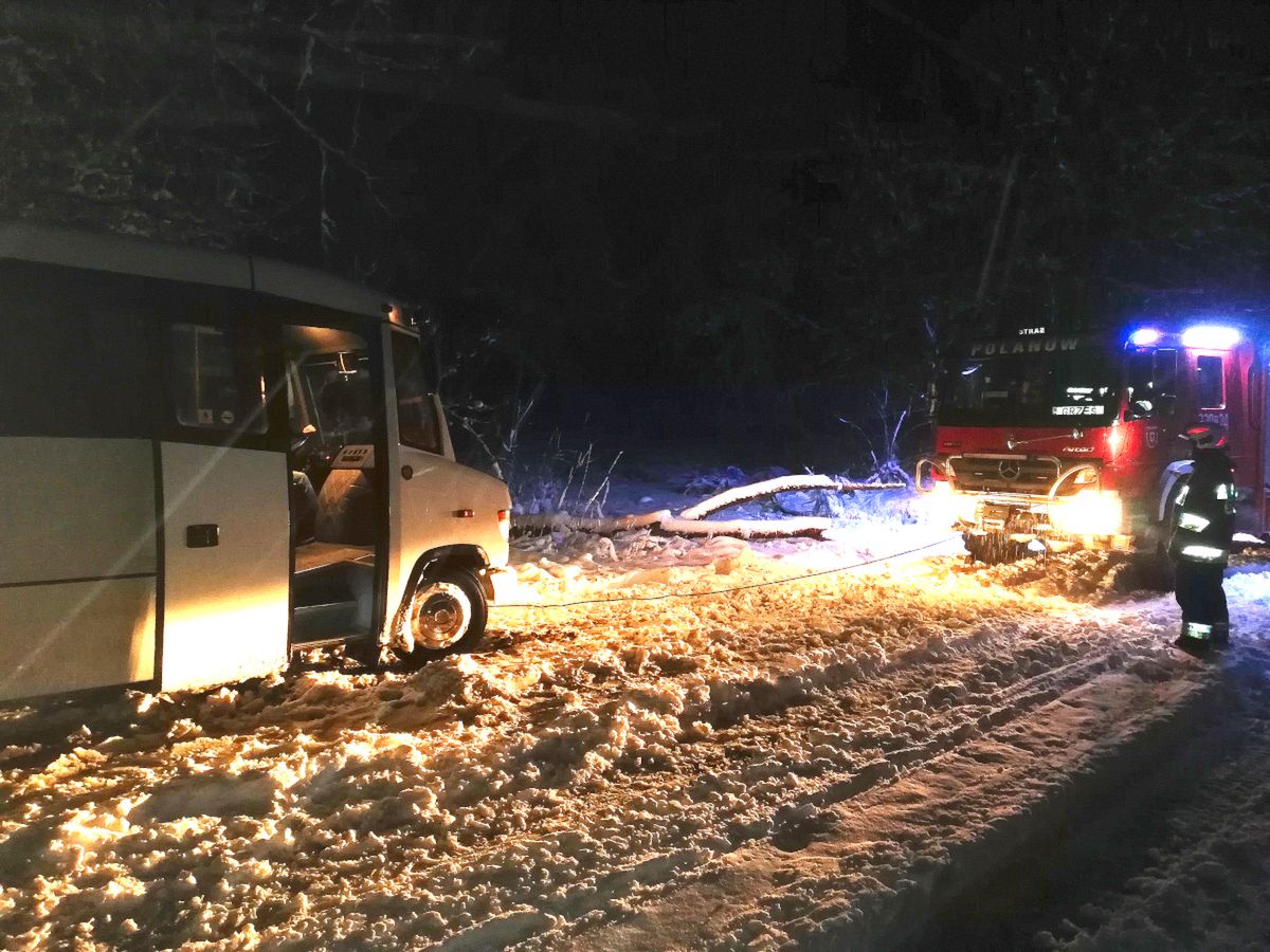 Zima zaskoczyła strażaków pod Koszalinem. Śnieg na drogach, bus w rowie