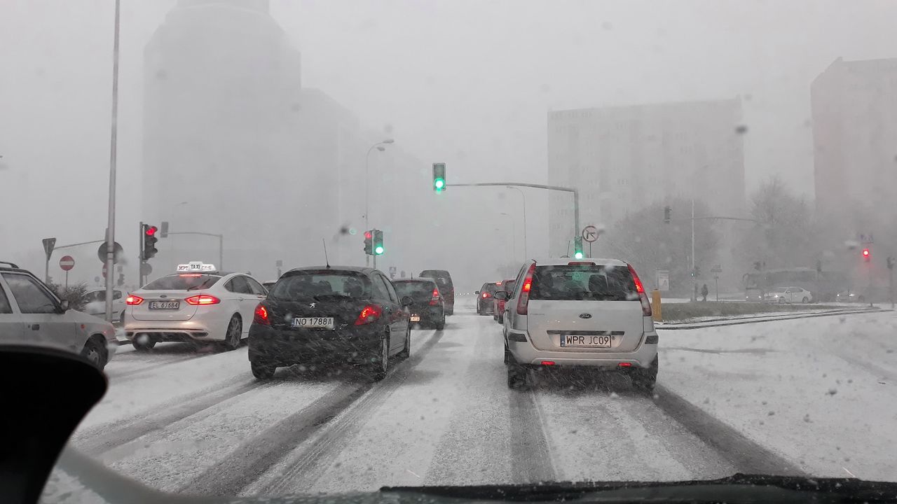 Niespodziewany atak zimy. Burza i śnieżyca nad Warszawą