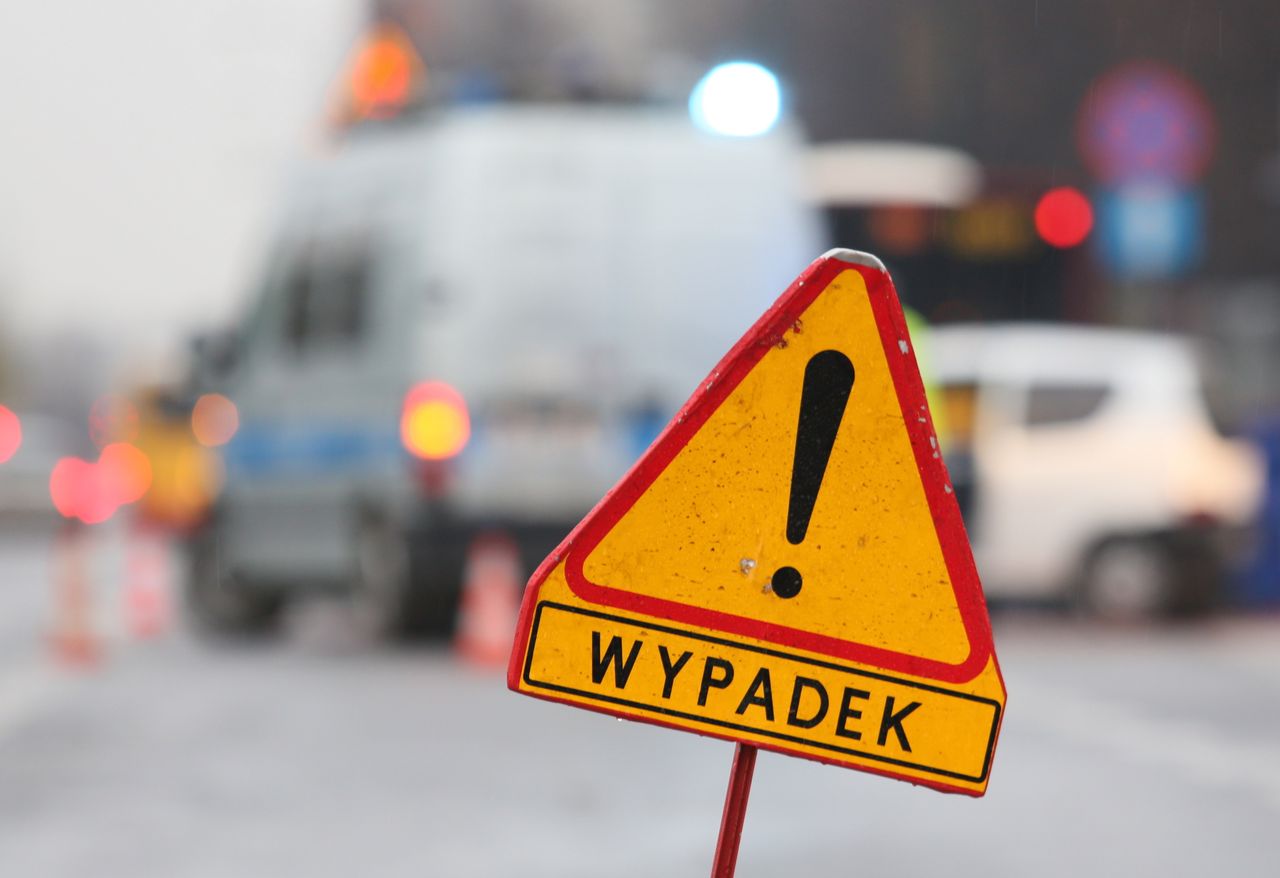 Ruciane-Nida: wypadek szkolnego busa. 6 osób rannych, w tym 4 dzieci