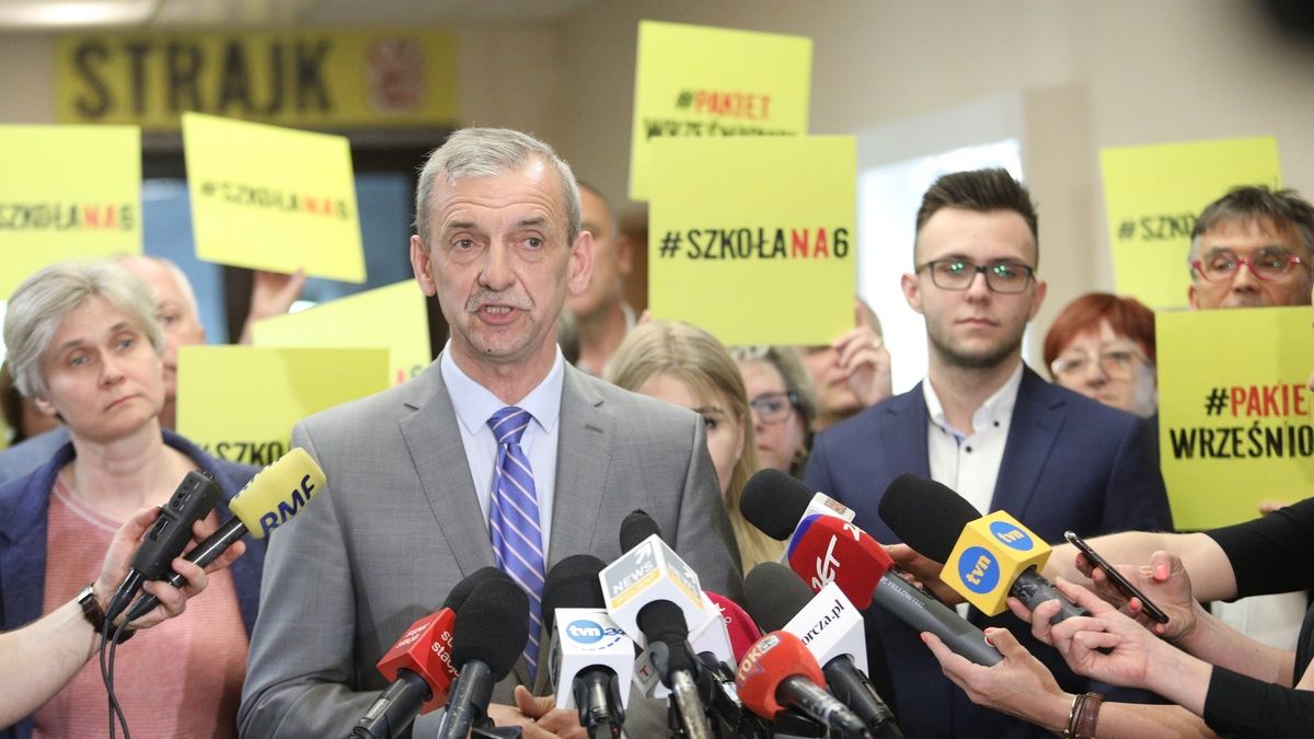 Pod koniec kwietnia szef Związku Nauczycielstwa Polskiego Sławomir Broniarz poinformował o zawieszeniu strajku.