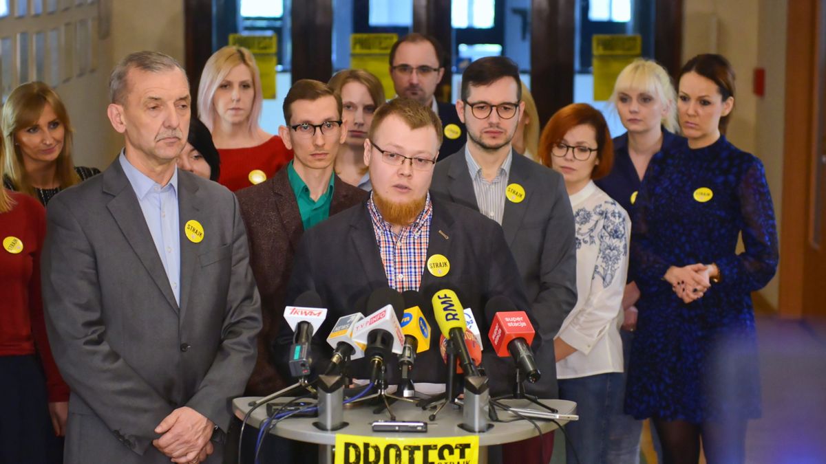 "Kochamy naszą pracę i chcemy ją wykonywać, bez troski o nasze jutro" - napisali młodzi nauczyciele do prezydentowej.