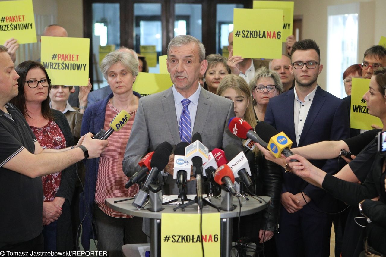 ZNP zawiesza strajk nauczycieli. Protestujący nie rozumieją decyzji. "Wystawiono białą flagę"