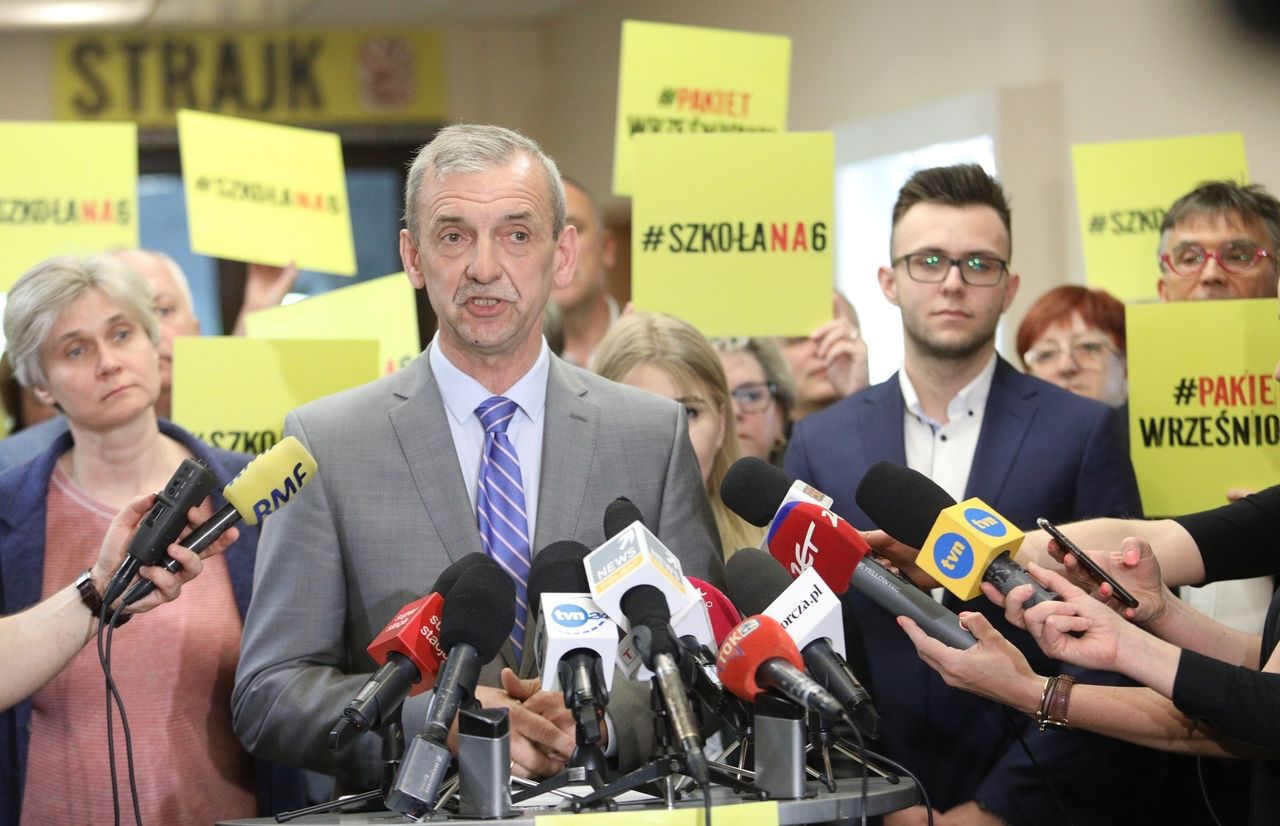 Nauczyciele stracili na strajku. Polacy w sondażu ocenili efekt ostrej walki z rządem
