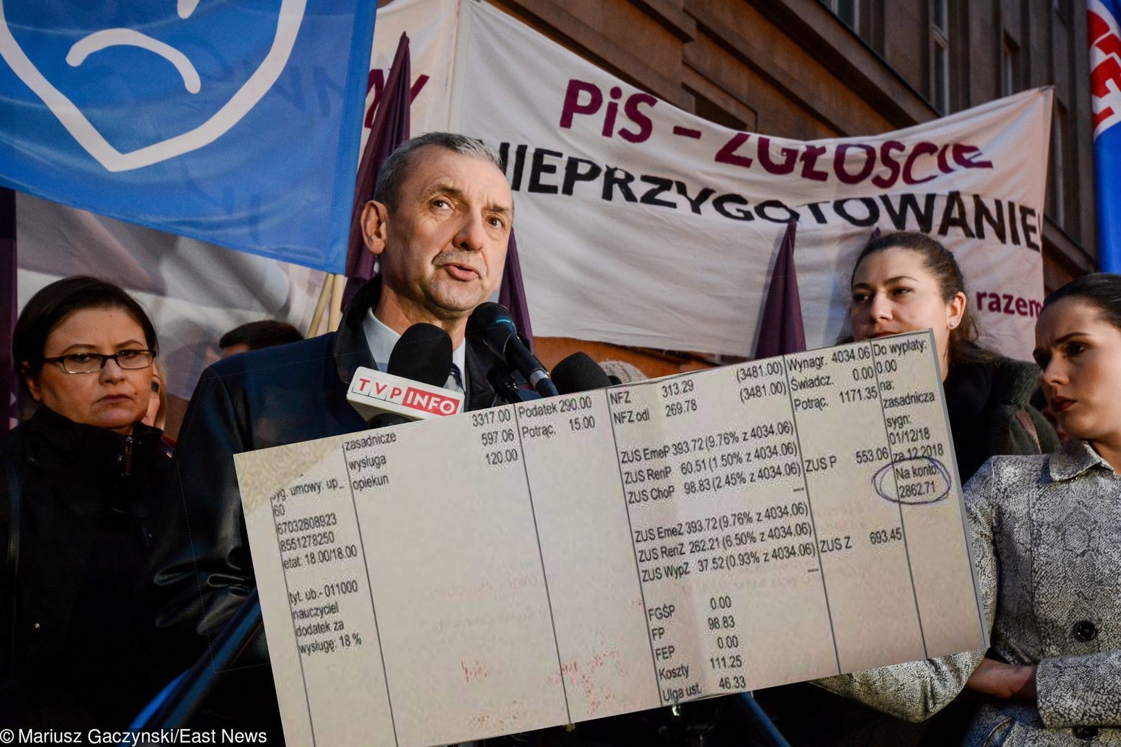Pasek wynagrodzenia nauczyciela dyplomowanego z 24-letnim stażem. Według MEN taki nauczyciel zarabia 4 tys. zł