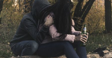 Pod wpływem alkoholu zajmowała się dwojgiem dzieci. Okazało się, że miała odbywać karę więzienia