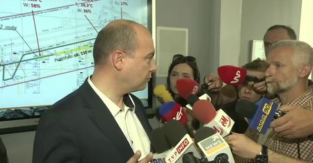 Jest sygnał radiowy spod ziemi w Zofiówce. Ratownicy przedzierają się do niego metr po metrze