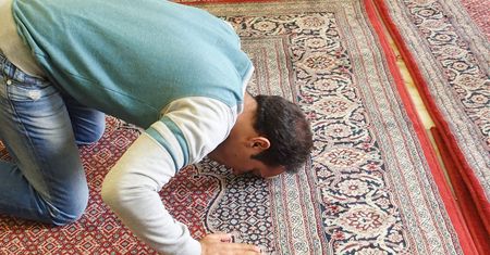 Muzułmański Związek Religijny w RP wydał kalendarz na 2021 rok z grafikami meczetów