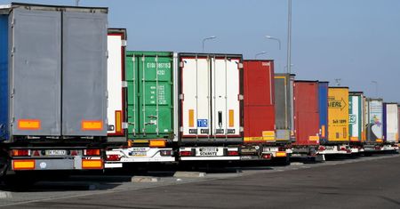 Polscy medycy w drodze do Dover; będą robić testy kierowcom wszystkich narodowości