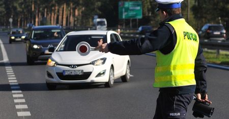 Kompletnie pijany mężczyzna przewoził autem 13-latka, a w organizmie miał blisko 4 promile alkoholu