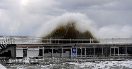 Sztorm na Bałtyku, wezbranie wód i silny wiatr na Pomorzu