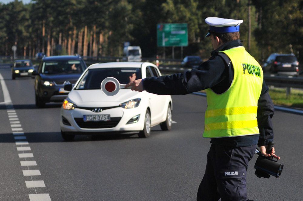 Policjanci potrąceni podczas próby wylegitymowania dwóch mężczyzn