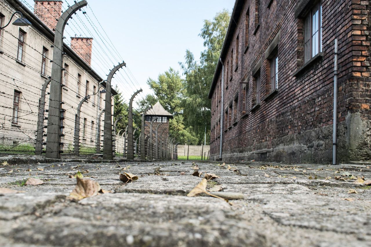 Chowali cegły z ruin krematorium w Auschwitz do torebki. Turyści z Węgier usłyszeli zarzuty