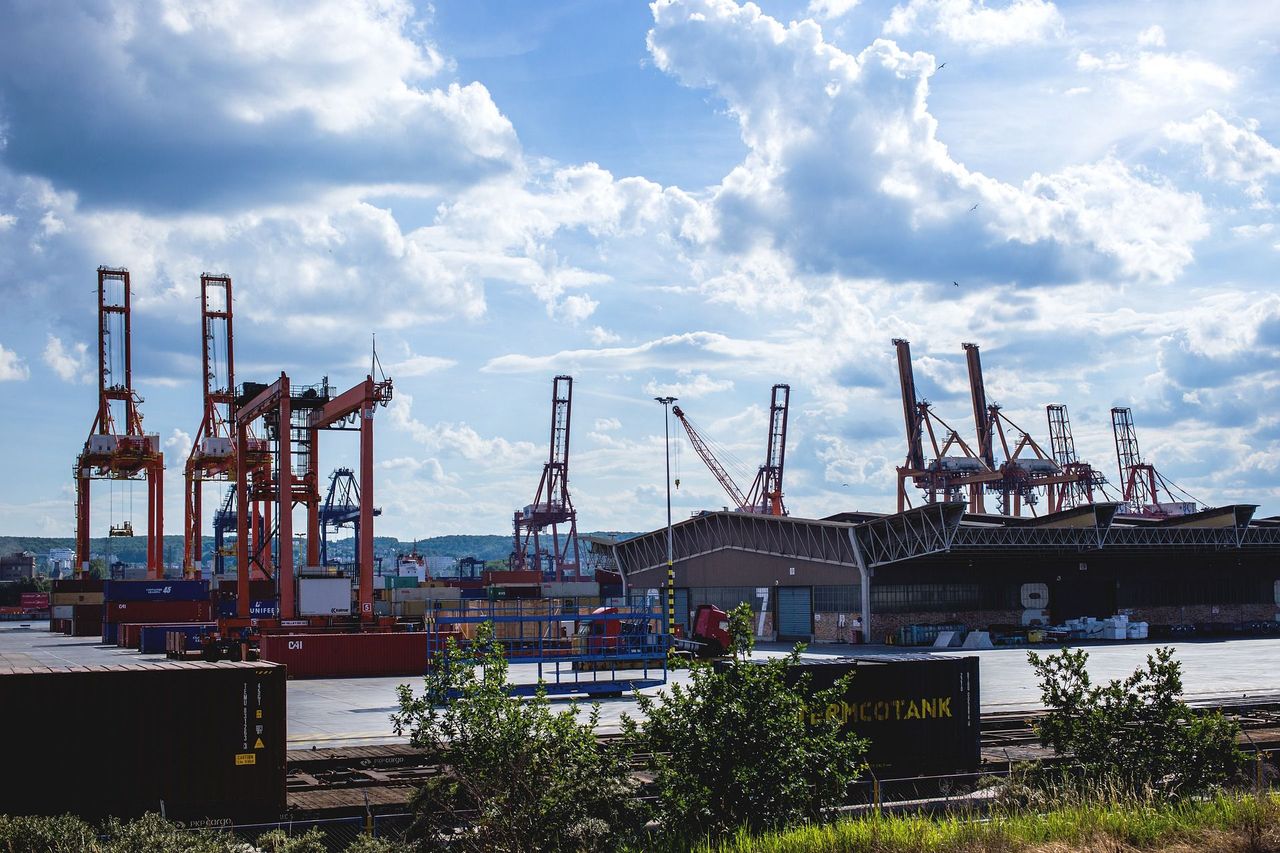 Port Gdynia mimo pandemii notuje dwucyfrowy wzrost przeładunku kontenerów.We wrześniu uruchomi jeden z najnowocześniejszych terminali pasażersko-promowych na Bałtyku