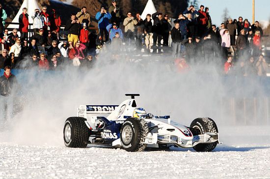 Bolid F1 jeździ po lodzie!