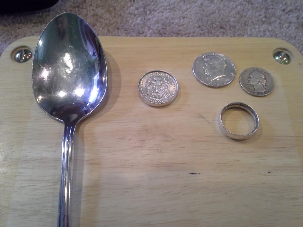 Brudne srebrne rzeczy umieść w gorącej wodzie. Dodaj małe kawałki folii aluminiowej i łyżkę sody oczyszczonej. Pozostaw tak aby soda mogła zacząć reagować i następnie spłucz srebro zimną wodą i wytrzyj do sucha szmatką.