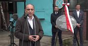 Przed warsztatem, gdzie pracował Lech Wałęsa, odsłonięto tablicę pamiątkową.