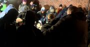 Blokowali wyjazd Jarosława Kaczyńskiego z Wawelu. Policja chce ukarania 11 osób.
