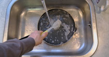 Najgorszy możliwy sposób czyszczenia patelni. Ten błąd popełnia praktycznie każdy