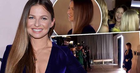 Anna Lewandowska skradła uwagę paparazzi na pokazie Violi Piekut! Rzucili się na nią wszyscy na raz! [WIDEO]