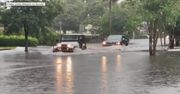 Potężna ulewa w Jacksonville na Florydzie. Samochody z trudem przejeżdżały przez zalane ulice.