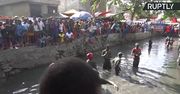 Kąpiele w błotnej sadzawce w Haiti. Obchody corocznego festiwalu Voodoo.